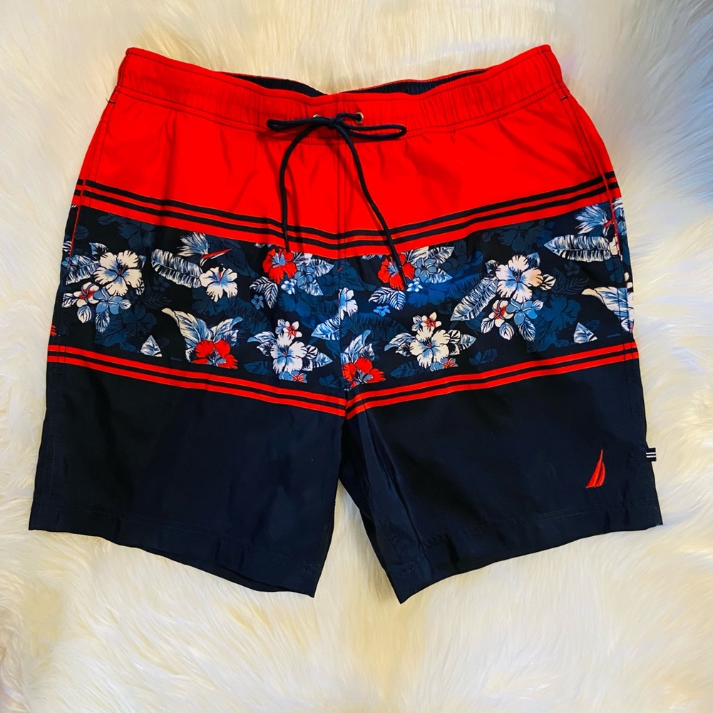 NAUTICA MEN’S DESIGNER BATHING SUIT IN GREAT CONDITION. FRONT SIDE POCKETS.